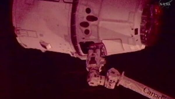 Корабль Dragon, захваченный манипулятором Canadarm МКС Корабль Dragon, захваченный манипулятором Canadarm МКС