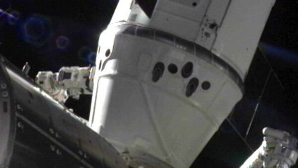 Корабль Dragon, пристыкованный к МКС Корабль Dragon, пристыкованный к МКС