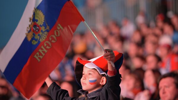 Мальчик с российским флагом. Архивное фото Мальчик с российским флагом. Архивное фото