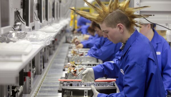 Рабочий в цехе завода Foxconn и Hewlett-Packard по производству персональных компьютеров. Архивное фото Рабочий в цехе завода Foxconn и Hewlett-Packard по производству персональных компьютеров. Архивное фото