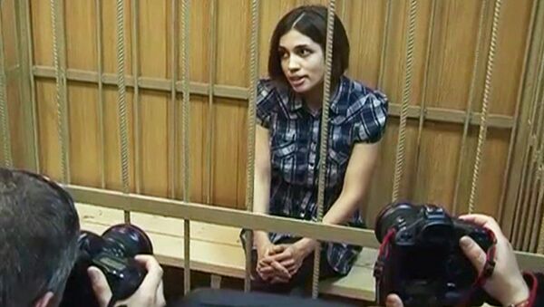 Обвиняемые по делу Pussy Riot на суде улыбались и общались с журналистами Обвиняемые по делу Pussy Riot на суде улыбались и общались с журналистами