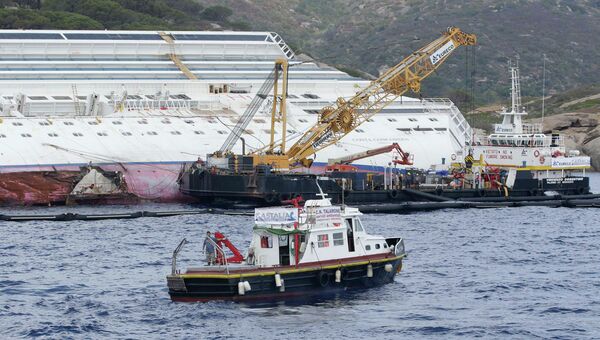 Лайнер Costa Concordia, затонувший у берегов Италии Лайнер Costa Concordia, затонувший у берегов Италии