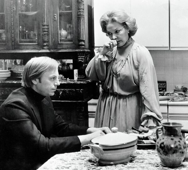 Юрий Богатырев (слева) в роли Бориса и Ирина Скобцева (справа) в роли матери Бориса на съемках художественного фильма Мой папа – идеалист Юрий Богатырев (слева) в роли Бориса и Ирина Скобцева (справа) в роли матери Бориса на съемках художественного фильма Мой папа – идеалист