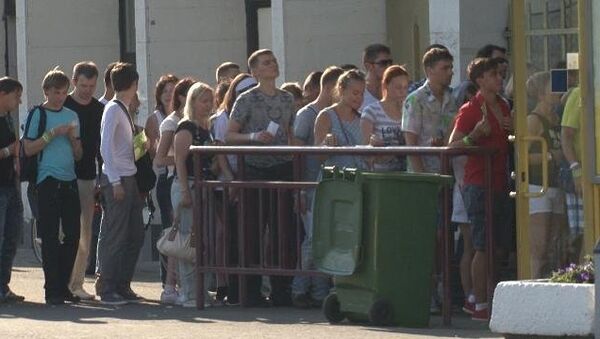 Московские фанаты Мадонны толпились в очереди на ее шоу и прыгали от радости Московские фанаты Мадонны толпились в очереди на ее шоу и прыгали от радости