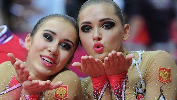 Российские гимнастки Алина Макаренко и Каролина Севастьянова радуются завоеванным золотым медалям Российские гимнастки Алина Макаренко и Каролина Севастьянова радуются завоеванным золотым медалям