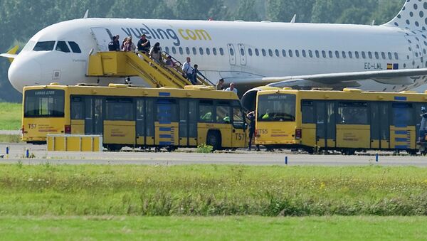 Самолет испанской авиакомпании Vueling Airlines. Архивное фото Самолет испанской авиакомпании Vueling Airlines. Архивное фото