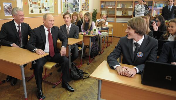 Президент РФ Владимир Путин во время посещения московской гимназии №1519 Президент РФ Владимир Путин во время посещения московской гимназии №1519