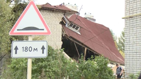 Спасатели разбирают завалы жилого дома, в котором взорвался газ Спасатели разбирают завалы жилого дома, в котором взорвался газ