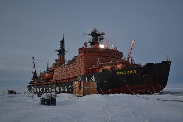 Атомоход Россия у станции СП-39 Атомоход Россия у станции СП-39