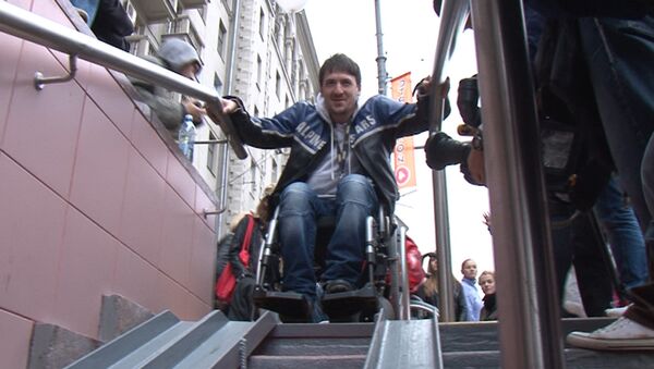 Актеры и журналисты проехали в инвалидных колясках по центру Москвы Актеры и журналисты проехали в инвалидных колясках по центру Москвы