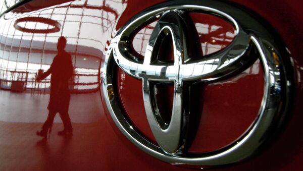 Машина в автосалоне компании Toyota в Токио Машина в автосалоне компании Toyota в Токио