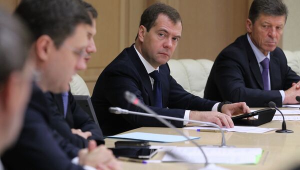Дмитрий Медведев во время видеоконференции с регионами по вопросам ЖКХ Дмитрий Медведев во время видеоконференции с регионами по вопросам ЖКХ
