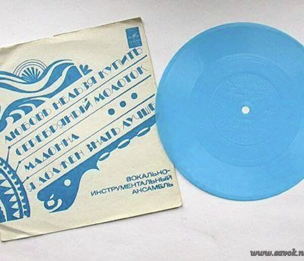 Гибкая граммпластинка с записями The Beatles группы журнал Кругозор и Фирма Мелодия. 1974 год Гибкая граммпластинка с записями The Beatles группы журнал Кругозор и Фирма Мелодия. 1974 год