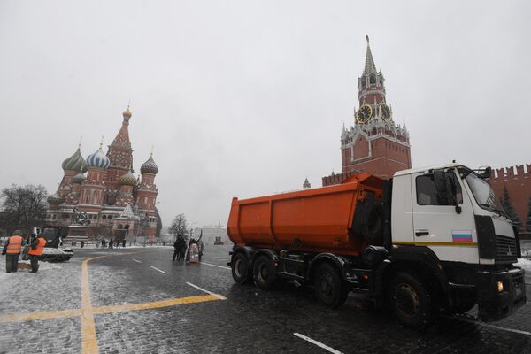 Снегоуборочная техника коммунальных служб во время уборки снега на Красной площади в Москве Снегоуборочная техника коммунальных служб во время уборки снега на Красной площади в Москве