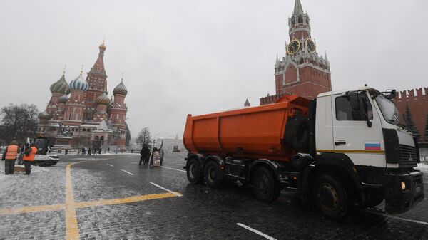 Снегоуборочная техника коммунальных служб во время уборки снега на Красной площади в Москве Снегоуборочная техника коммунальных служб во время уборки снега на Красной площади в Москве