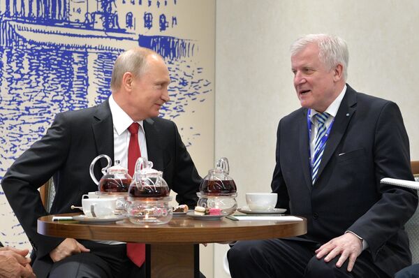 Президент РФ Владимир Путин и премьер-министр Баварии Хорст Зеехофер во время встречи в рамках Санкт-Петербургского международного экономического форума 2017 Президент РФ Владимир Путин и премьер-министр Баварии Хорст Зеехофер во время встречи в рамках Санкт-Петербургского международного экономического форума 2017