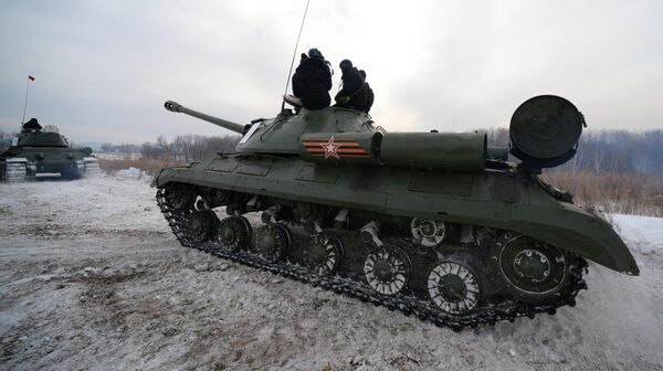 Советский тяжёлый танк ИС-3 во время показательного выезда на Центральной базе хранения бронетанковой техники Восточного военного округа в Приморском крае Советский тяжёлый танк ИС-3 во время показательного выезда на Центральной базе хранения бронетанковой техники Восточного военного округа в Приморском крае