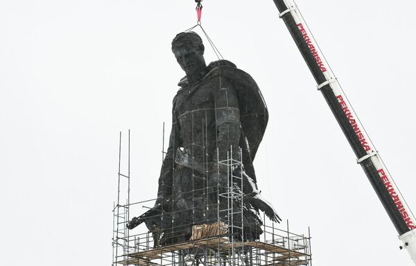 Установка центрального монумента Ржевского мемориала Советскому солдату Установка центрального монумента Ржевского мемориала Советскому солдату