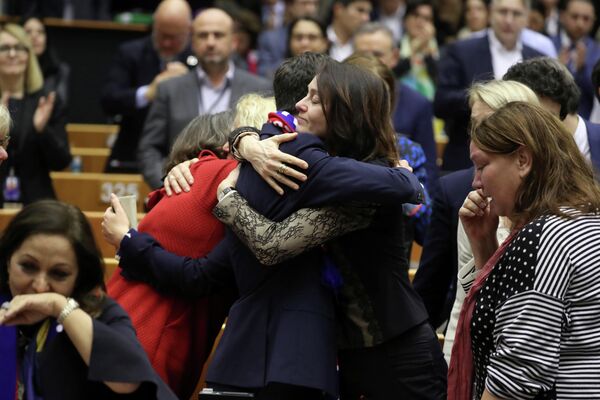 Члены Европарламента после голосования за выход Британии из Евросоюза во время пленарного заседания в Брюсселе Члены Европарламента после голосования за выход Британии из Евросоюза во время пленарного заседания в Брюсселе