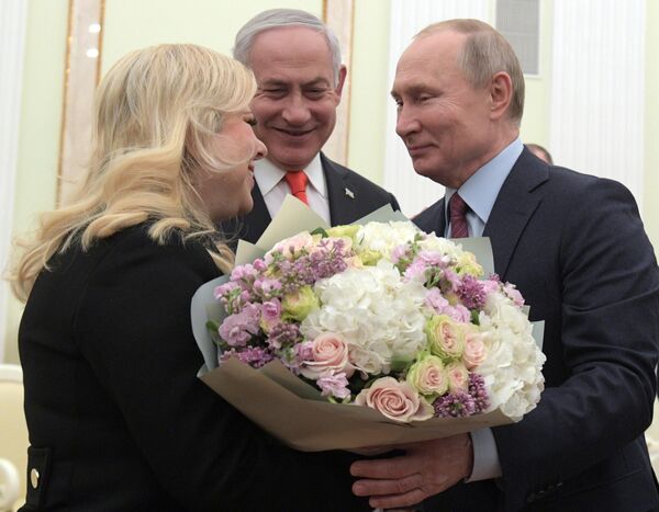 Президент РФ Владимир Путин и премьер-министр Израиля Биньямин Нетаньяху с супругой Сарой во время встречи Президент РФ Владимир Путин и премьер-министр Израиля Биньямин Нетаньяху с супругой Сарой во время встречи