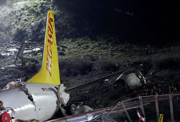 Самолет Boeing-737 авиакомпании Pegasus после жесткой посадки в Международном аэропорту имени Сабихи Гекчен в Стамбуле Самолет Boeing-737 авиакомпании Pegasus после жесткой посадки в Международном аэропорту имени Сабихи Гекчен в Стамбуле