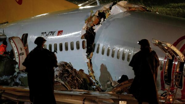 Самолет Boeing-737 авиакомпании Pegasus после жесткой посадки в Международном аэропорту имени Сабихи Гекчен в Стамбуле Самолет Boeing-737 авиакомпании Pegasus после жесткой посадки в Международном аэропорту имени Сабихи Гекчен в Стамбуле