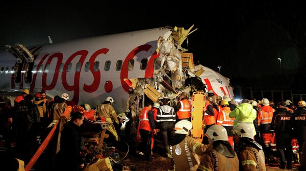 Самолет Boeing-737 авиакомпании Pegasus после жесткой посадки в Международном аэропорту имени Сабихи Гекчен в Стамбуле Самолет Boeing-737 авиакомпании Pegasus после жесткой посадки в Международном аэропорту имени Сабихи Гекчен в Стамбуле