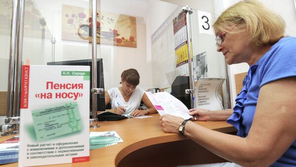Жительница Москвы консультируется в отделе Пенсионного Фонда РФ Жительница Москвы консультируется в отделе Пенсионного Фонда РФ