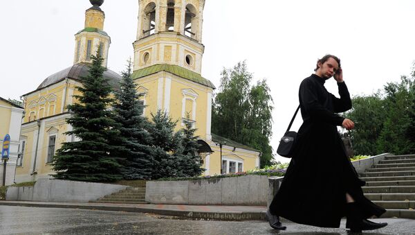 Священник идет мимо церкви Священник идет мимо церкви