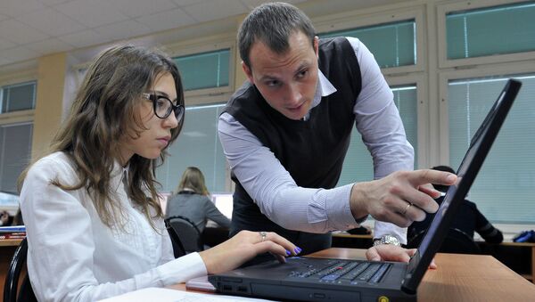 Школьница использует ноутбук во время занятия в школе Школьница использует ноутбук во время занятия в школе