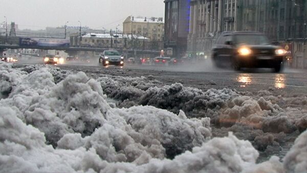 Лужи и каша из снега на дорогах. Последствия снегопада в Москве Лужи и каша из снега на дорогах. Последствия снегопада в Москве
