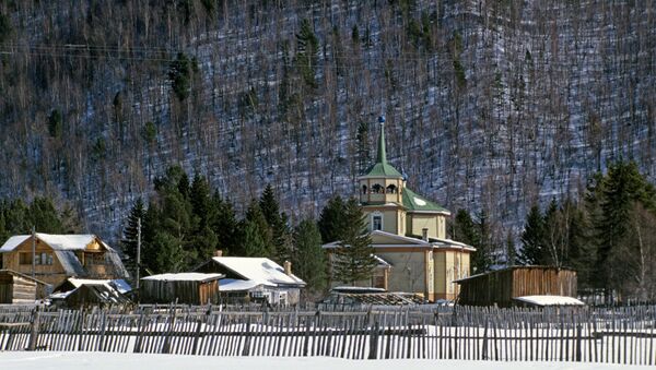 Вид на церковь в поселке Листвянка Вид на церковь в поселке Листвянка
