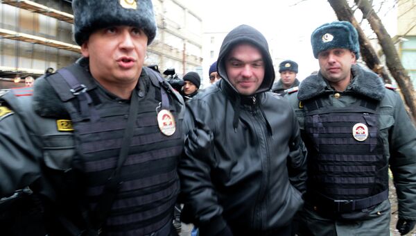 Сотрудники правоохранительных органов задерживают участника акции у Замоскворецкого суда Сотрудники правоохранительных органов задерживают участника акции у Замоскворецкого суда