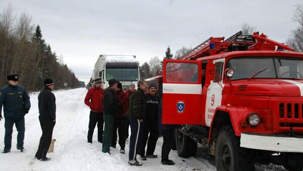 Движение по трассе М10 под Тверью было парализовано из-за обильных снегопадов Движение по трассе М10 под Тверью было парализовано из-за обильных снегопадов