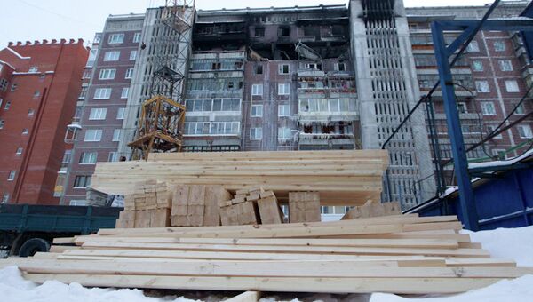 Восстановительные работы в доме, пострадавшем от взрыва, в Томске Восстановительные работы в доме, пострадавшем от взрыва, в Томске