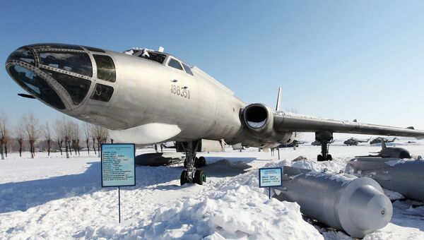 Дальний бомбардировщик ТУ-16 в музее боевых самолетов на аэродроме Дягилево Дальний бомбардировщик ТУ-16 в музее боевых самолетов на аэродроме Дягилево