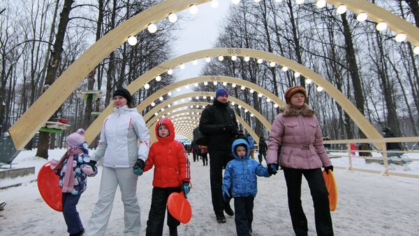 Зимний отдых горожан в парке Сокольники. Архивное фото Зимний отдых горожан в парке Сокольники. Архивное фото