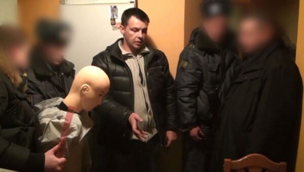 Кабанов показал, как убивал свою жену. Кадр следственного эксперимента Кабанов показал, как убивал свою жену. Кадр следственного эксперимента