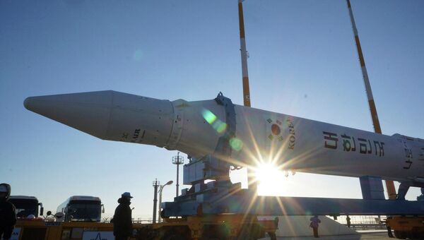 Южнокорейская ракета KSLV-1 или Naro-1 на стартовой площадке Южнокорейская ракета KSLV-1 или Naro-1 на стартовой площадке