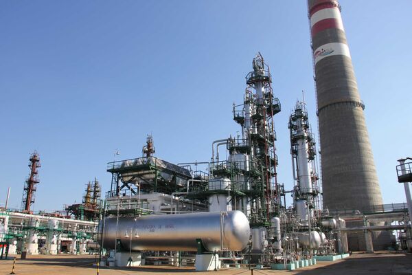 Нефтеперерабатывающий завод в городе Сьенфуэгос на южном побережье Кубы Нефтеперерабатывающий завод в городе Сьенфуэгос на южном побережье Кубы