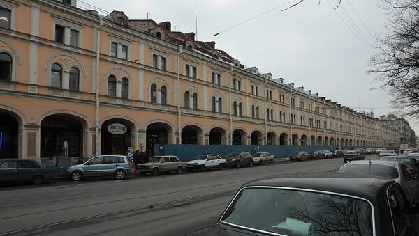 Торговый центр Апраксин двор в Санкт-Петербурге, архивное фото. Торговый центр Апраксин двор в Санкт-Петербурге, архивное фото.