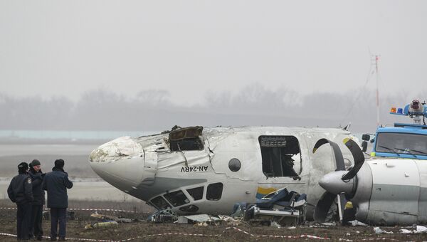 Обломки упавшего самолета Ан-24 под Донецком Обломки упавшего самолета Ан-24 под Донецком