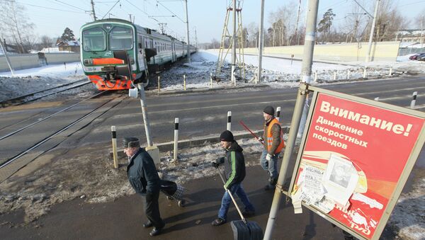 Переход через железнодорожные пути. Архивное фото Переход через железнодорожные пути. Архивное фото