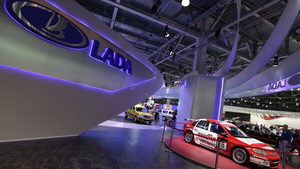 Стенд марки автомобилей Lada, производимых ОАО АвтоВАЗ, архивное фото Стенд марки автомобилей Lada, производимых ОАО АвтоВАЗ, архивное фото