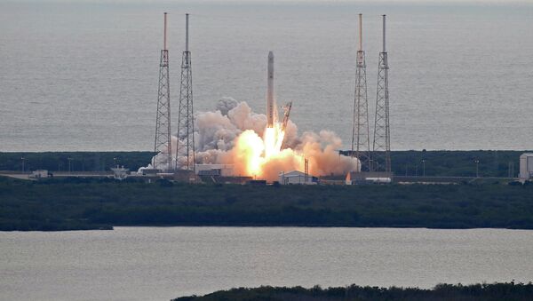 Старт ракеты-носителя Falcon 9 с грузовиком Dragon с мыса Канаверал Старт ракеты-носителя Falcon 9 с грузовиком Dragon с мыса Канаверал