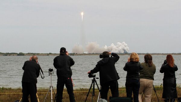 Старт ракеты-носителя Falcon 9 с грузовиком Dragon с мыса Канаверал, архивное фото Старт ракеты-носителя Falcon 9 с грузовиком Dragon с мыса Канаверал, архивное фото
