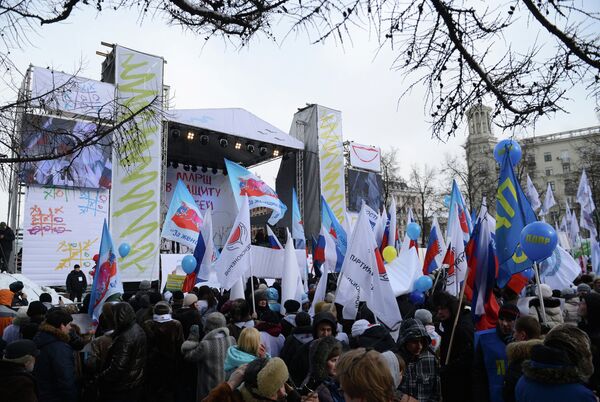 Участники шествия В защиту детей на митинге в Новопушкинском сквере в Москве Участники шествия В защиту детей на митинге в Новопушкинском сквере в Москве