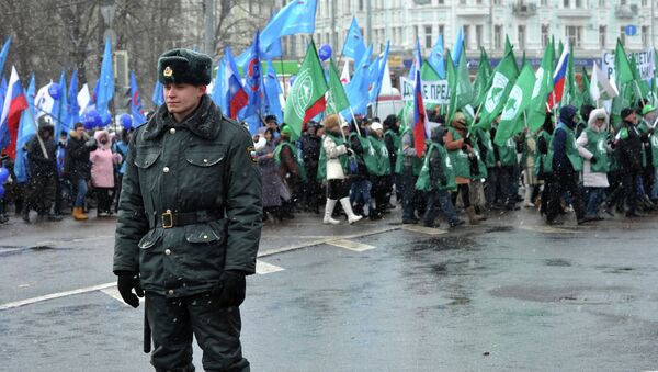 Сотрудник правоохранительных органов во время шествия В защиту детей в Москве Сотрудник правоохранительных органов во время шествия В защиту детей в Москве