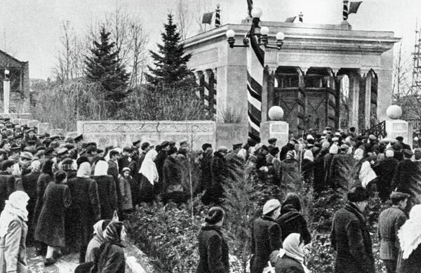 Жители Гори собрались на траурный митинг в момент похорон Иосифа Сталина Жители Гори собрались на траурный митинг в момент похорон Иосифа Сталина
