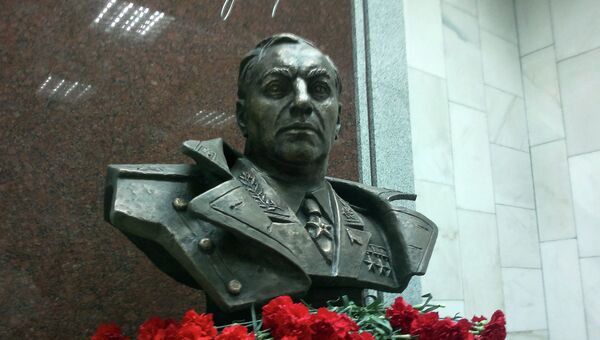 Бюст Покрышкина на станции метро Маршала Покрышкина в Новосибирске Бюст Покрышкина на станции метро Маршала Покрышкина в Новосибирске